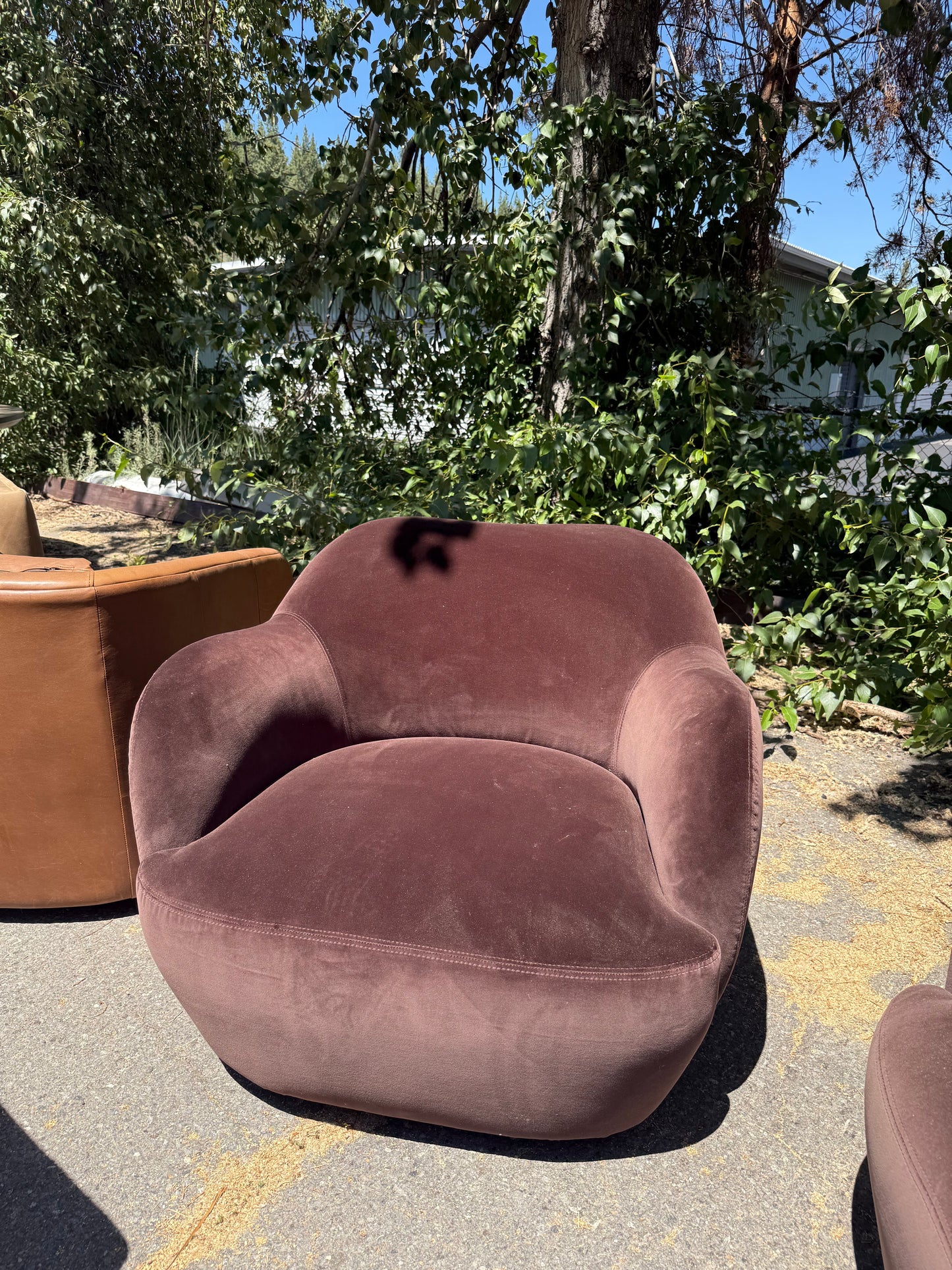 Tule Swivel Chair *Closeout